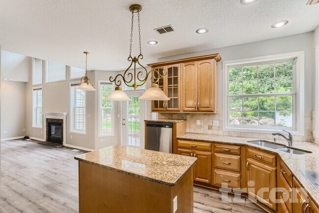 Photo - 15012 Viewcrest Ln