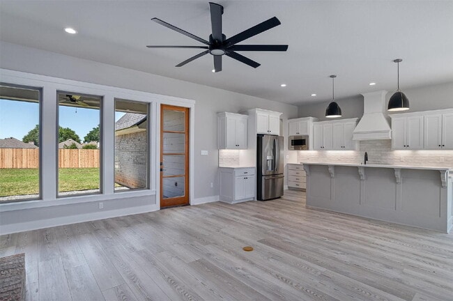 Photo - "Charming 3-Bed Retreat with Granite Elegance & Cozy Fireplace in Benton!"
