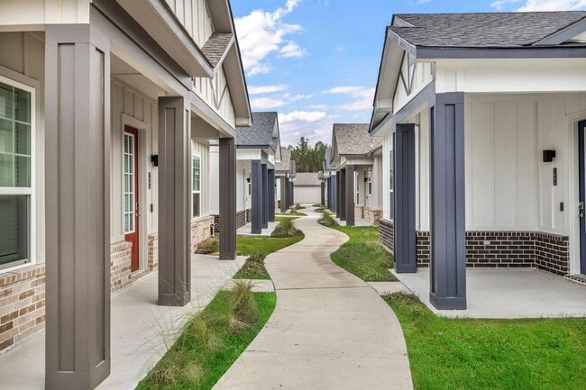 Building Photo - 4250 Woodridge Pkwy Unit 1063