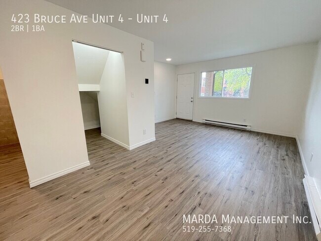 Photo - RENOVATED 2 BED/1 BATH APT- DOWNTOWN PLUS HYDRO! Unité 4