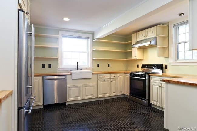 Photo - 215 Maple Ave