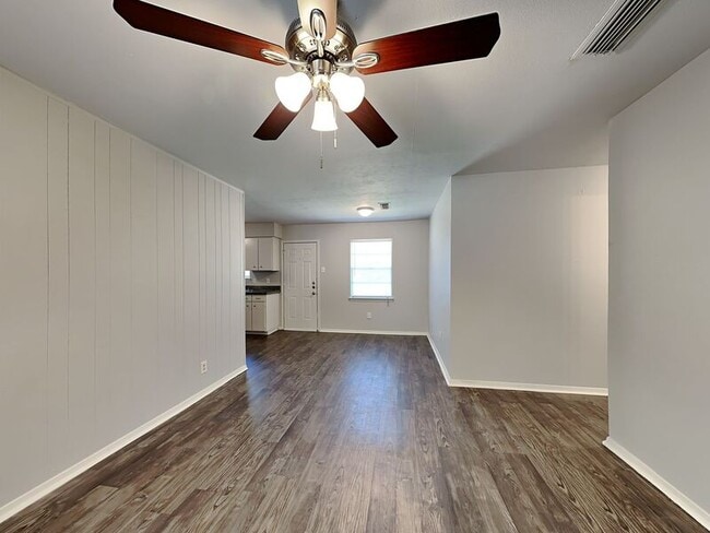 Photo - 833 Stanford Dr