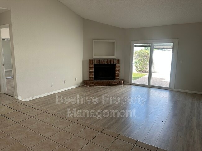 Photo - 302 N Sycamore