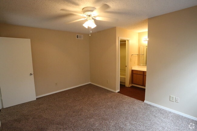 2BR,2BA - 920SF
