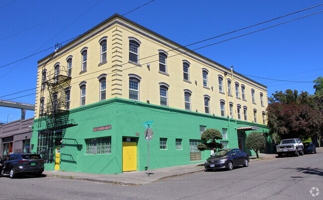 Building Photo - 843 N Knott St Rental
