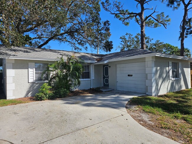 Updated 4 Bedroom Home in Seminole - Updated 4 Bedroom Home in Seminole