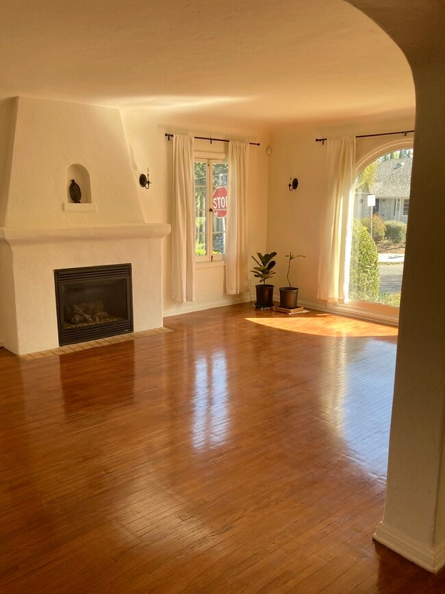 Gas fireplace in living room - 2423 St George St Unit 2423