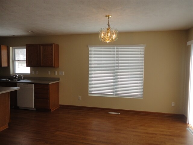 Photo - 200 Staffordshire Dr NE