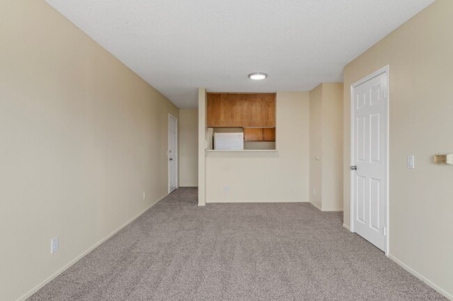 Building Photo - 1070 Loma Ave Rental