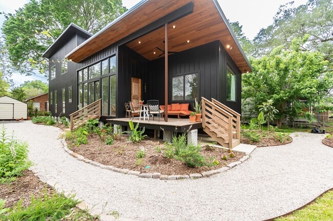 Building Photo - CHARMING, MODERN, CUSTOM HOME IN MID-CITY FOR RENT