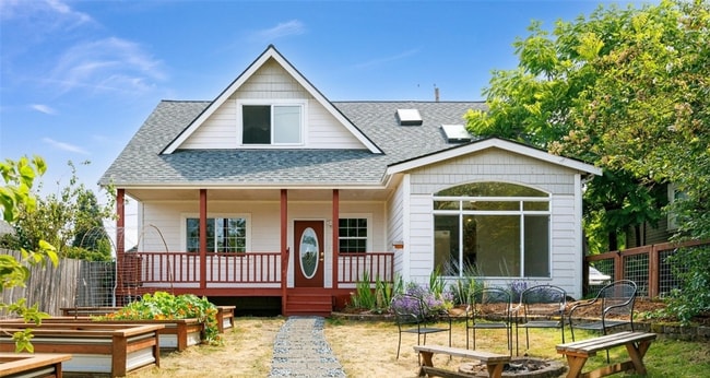 Building Photo - Updated 5-Bedroom Home in the York Neighborhood!