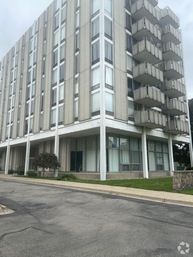 Building Photo - 715 W Michigan Ave Rental