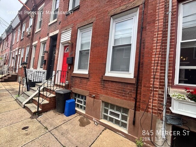 Photo - 845 Mercer St