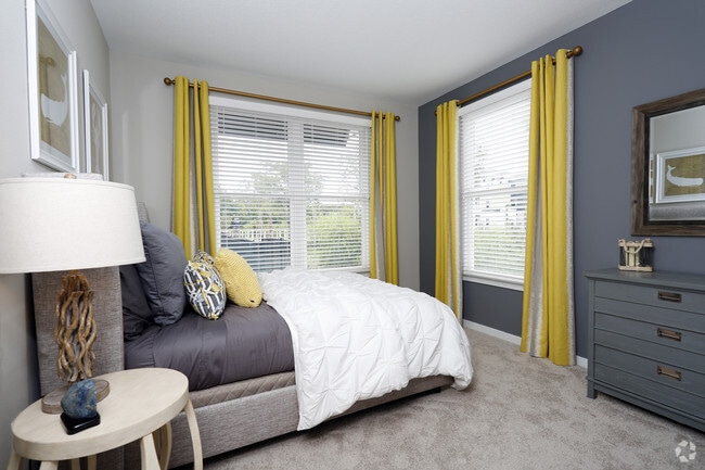 2BR, 2BA - 1022 SF