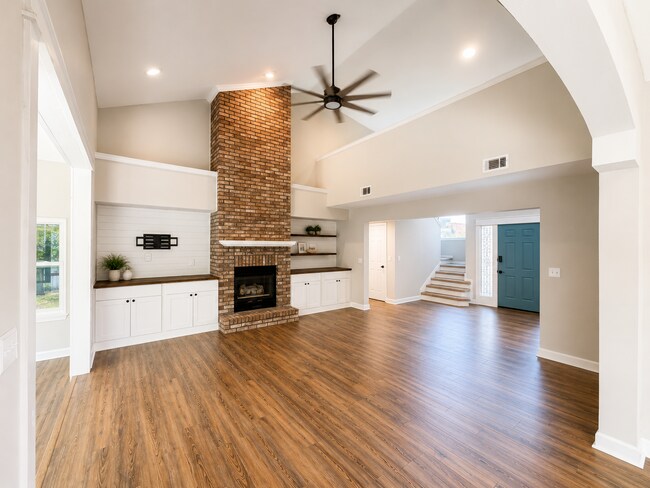Updated 3BR Niceville Home with Soaring Ceilings, Luxury Primary Suite & Spacious Cul-de-Sac Lot