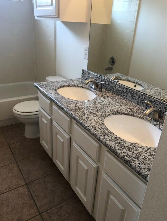 Photo - 102 N Queenscliff Cir