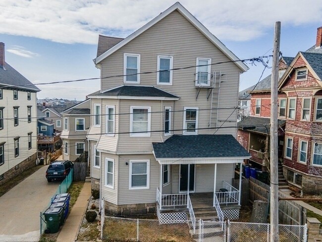 Building Photo - 1029 Plymouth Ave Unit 3 Rental