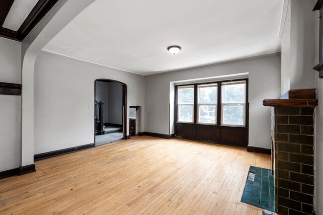 Photo - Maryland Upper steps to UWM