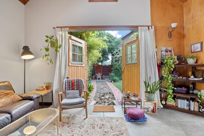 Building Photo - 1417 Calumet Ave Rental