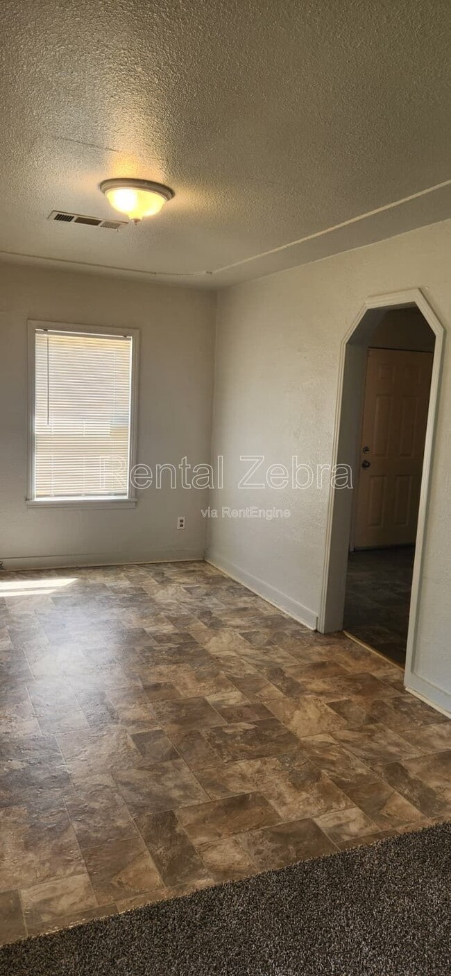 Photo - 104 E Donna Dr