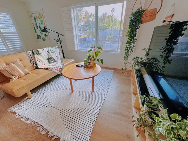 Living Room - 5465 Bohlig Rd Unit 117