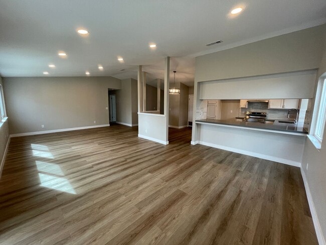 Beautiful Single Story Home Ready To Be Home! - Beautiful Single Story Home Ready To Be Home!