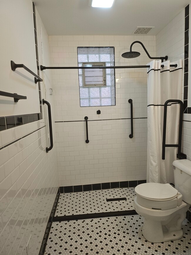 Bathfoom - 2974 S Loomis St Unit 1st Floor (front building)