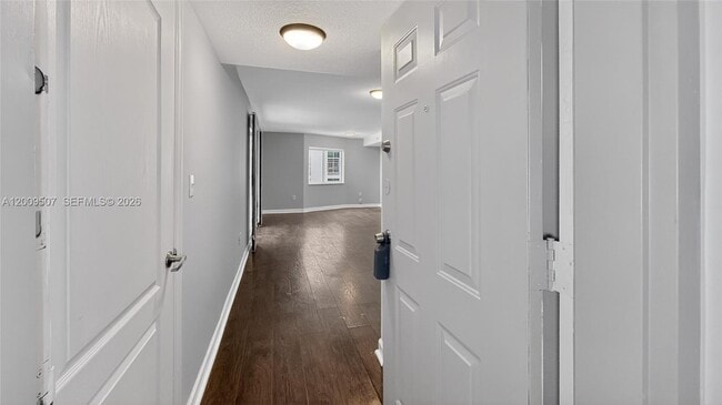 Building Photo - 280 SW 20th Rd Unit 904