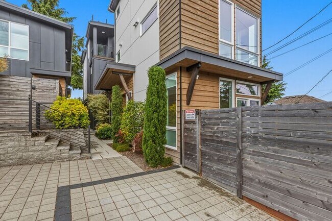 Photo - Air Conditioned Hilltop Gem w/ 360° Rooftop Ocean, Mountain and Skyline Views