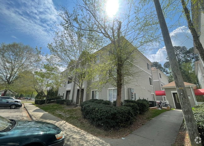 Building Photo - Private Bedroom Suite within Shared 4-Bedr... Unit 101 Rental