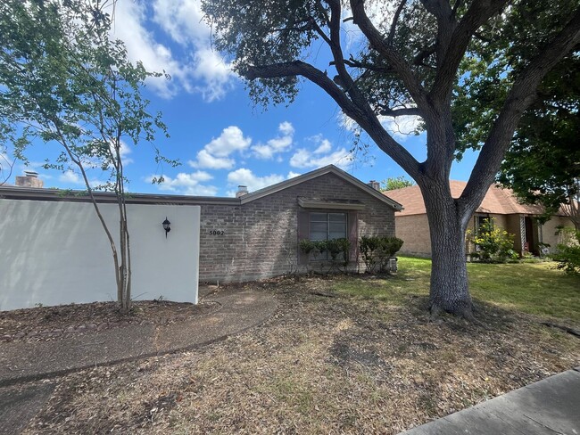 Building Photo - SPACIOUS SOUTHSIDE DUPLEX! Rental