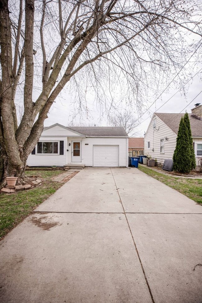 Photo - Beautiful Three Bedroom Home For Rent In Washington Local!