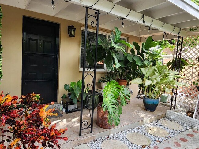 Building Photo - 1313 NE 16th Ter Unit 1