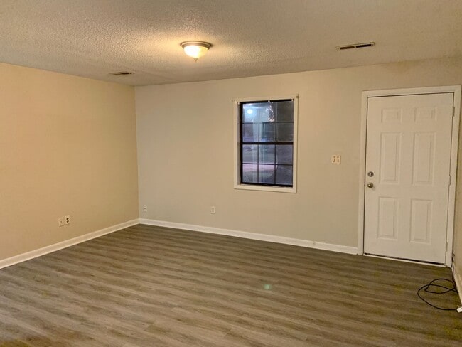 Photo - 2 Bedroom Duplex with Yard