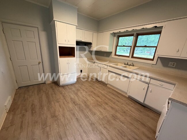 Photo - 303 12th-W