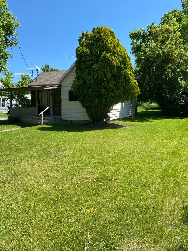 Photo - Great 2 br 1 bath House. Pet Friendly.  Available for December move in!