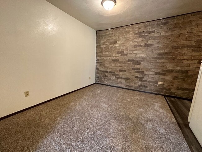 Photo - Amazing 1BR in Desirable Plum Area! Beautiful Exposed Brick and Air Conditioning! Call Today! Unit 611