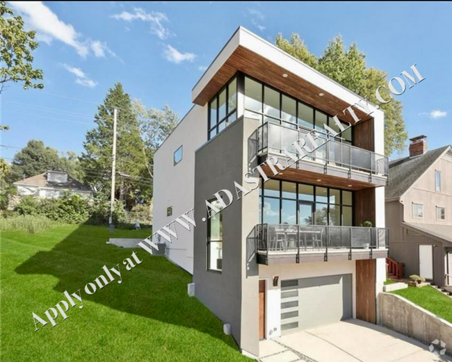 Building Photo - Stunning CUSTOM Modern Home in West Plaza-...