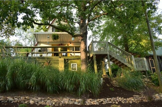Building Photo - 5606 Lakeshore Dr Rental