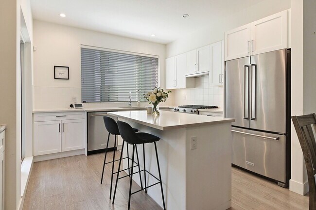 Photo - 3 Bed Townhouse in Surrey! Unit 43