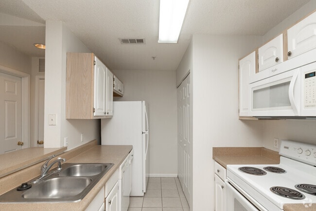 2BR, 2BA - 980SF - Kitchen - The Aria