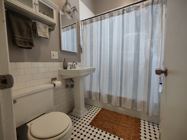 Photo - 3547 N Marshfield Ave Unidad #1