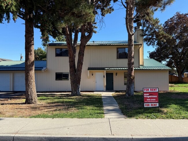 Building Photo - 925 Gellatly Ave Unit 1