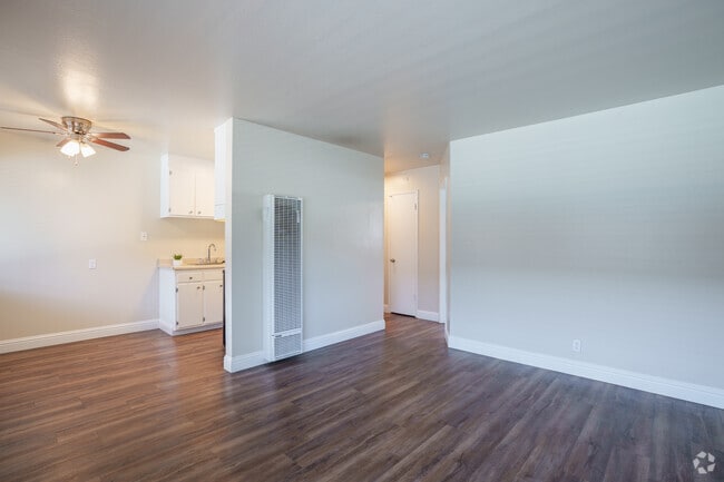 1BR, 1BA - 500SF - Living Room