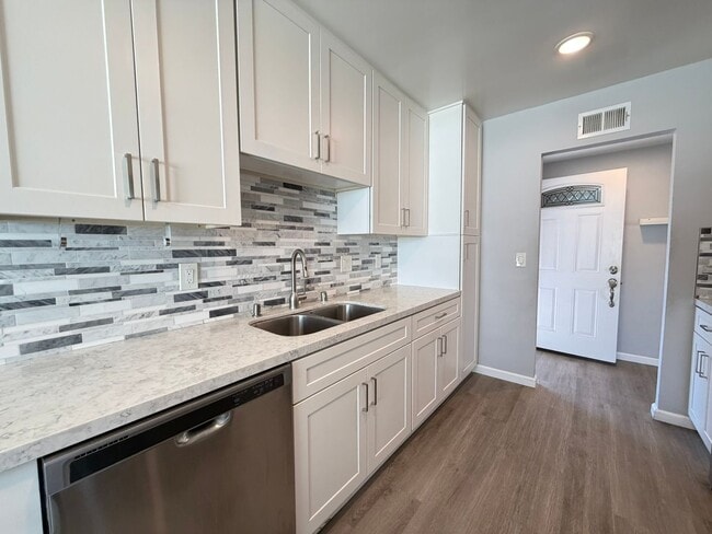 Photo - 551 Glencrest Dr