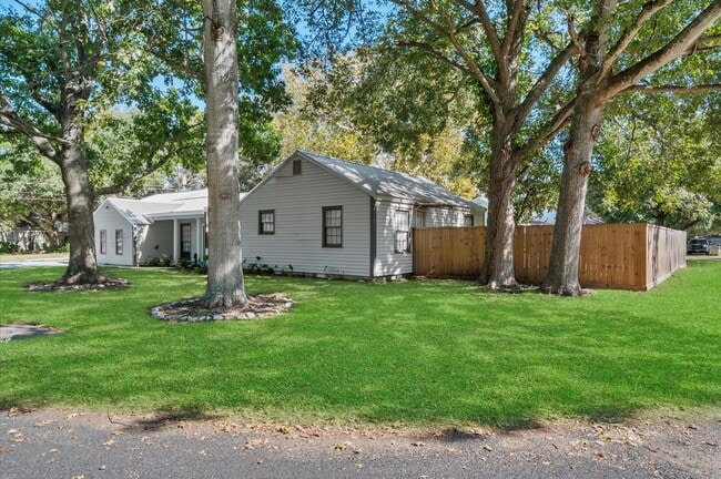 Photo - 1106 Oriole Ln