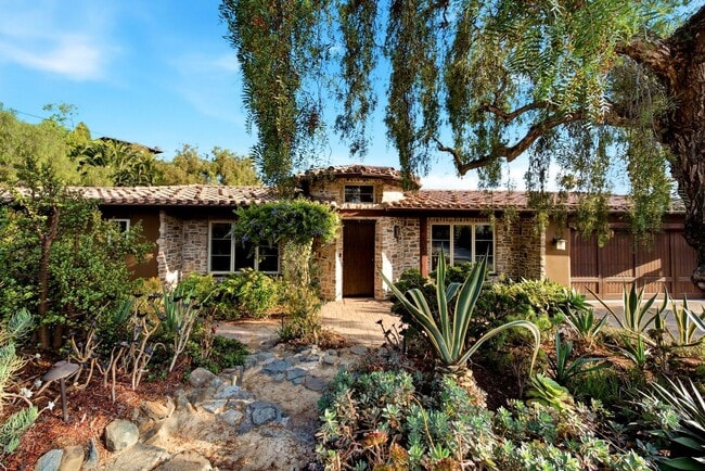 Photo - 825 Gonzales St
