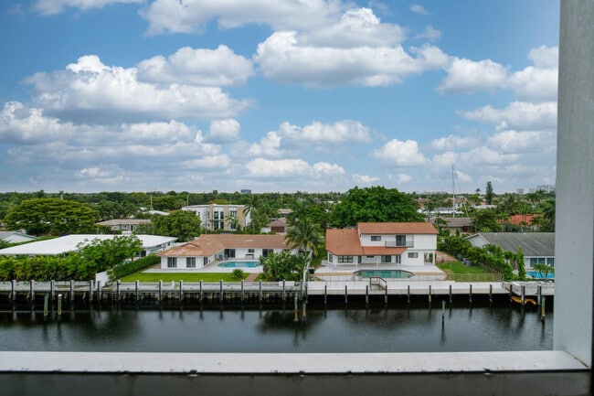 Building Photo - 2829 NE 33rd Ct Unit 506