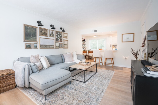 Building Photo - 100 Biscayne Dr NW