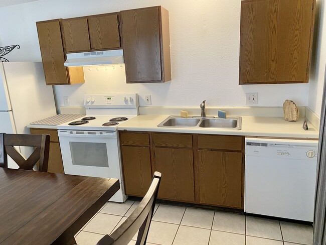 Kitchen - 1918 Castle Gate Cir